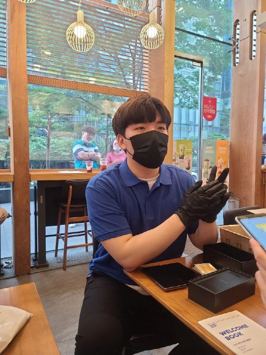 SK텔레콤 T매니저가 데이터 이전과 요금제 등 스마트폰 서비스에 대한 설명을 하고 있다.